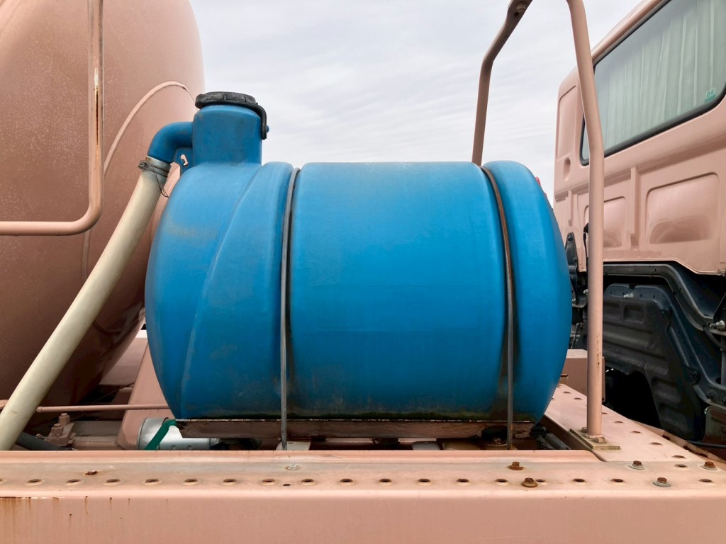 運転席側に水タンクが付いています。|日野 プロフィア QKG-FS1AKAAの写真37