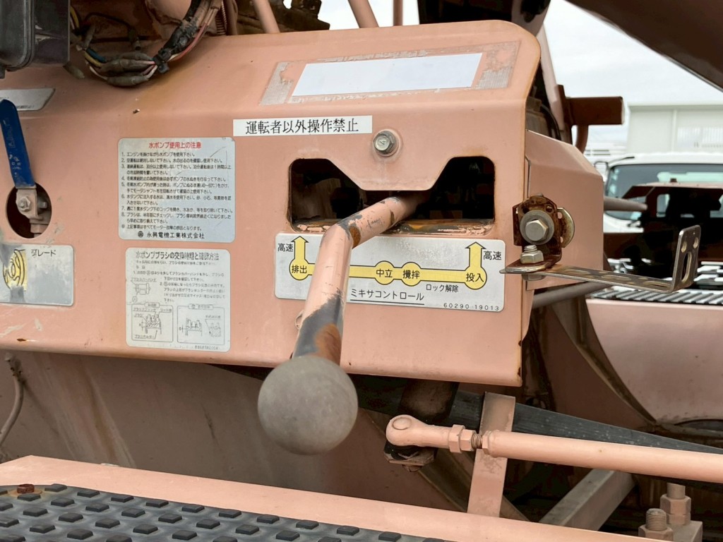 上物の操作レバーです。|日野 プロフィア QKG-FS1AKAAの写真42