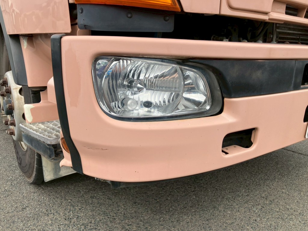 フロントバンパーにキズ・サビ・塗装跡があります。|日野 プロフィア QKG-FS1AKAAの写真45