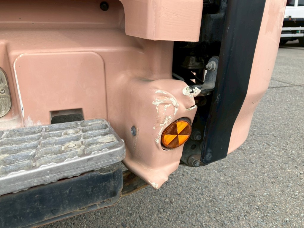 運転席側ステップカバーに割れ・歪みがあります。|日野 プロフィア QKG-FS1AKAAの写真48