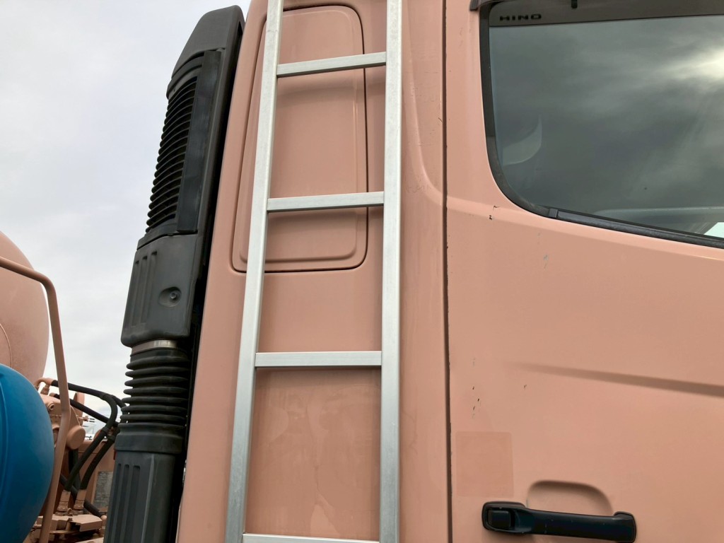 運転席側クォーターパネルにキズ・看板跡があります。|日野 プロフィア QKG-FS1AKAAの写真51