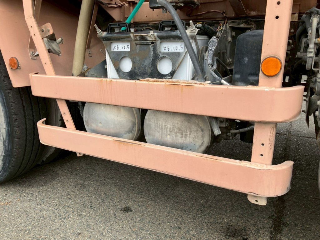 運転席側サイドバンパーにキズ・サビがあります。|日野 プロフィア QKG-FS1AKAAの写真55