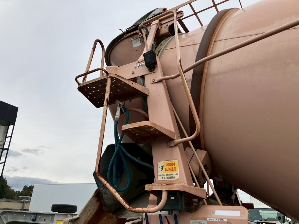 運転席側後方柱・ステップ部にキズ・サビがあります。|日野 プロフィア QKG-FS1AKAAの写真59