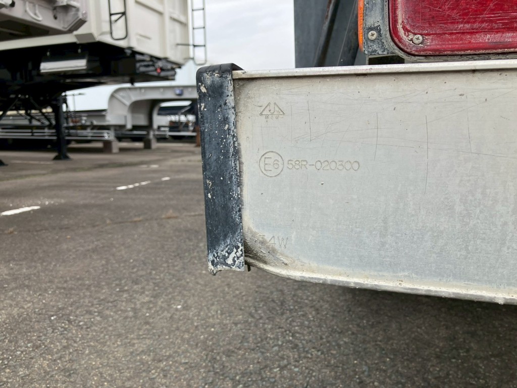 リアバンパーにヘコミがあります。|日野 プロフィア QKG-FS1AKAAの写真80