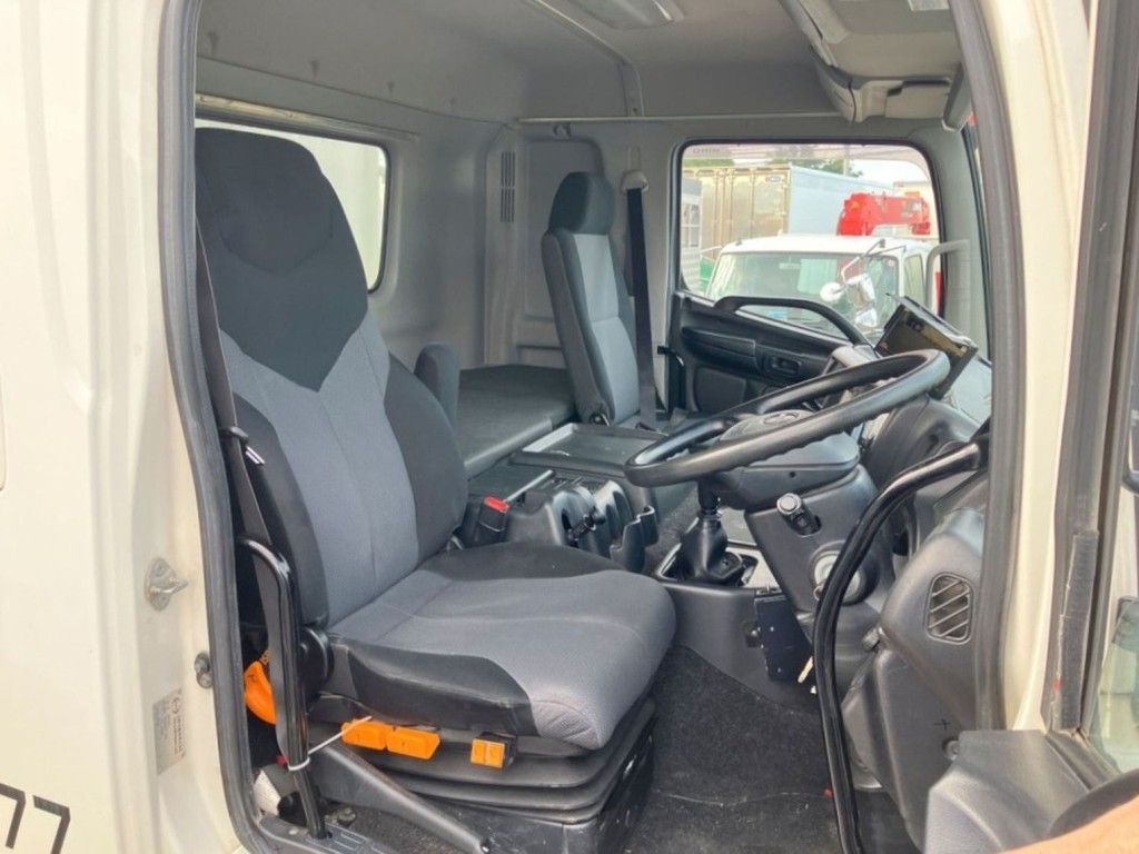 乗車定員は２名です。|日野 プロフィア QKG-FS1EKDAの写真6