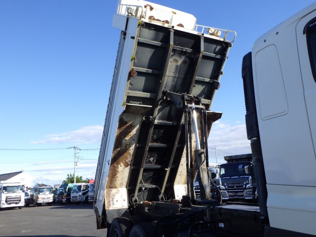 ボディー裏側の状態です。|日野 プロフィア QKG-FS1EKDAの写真9