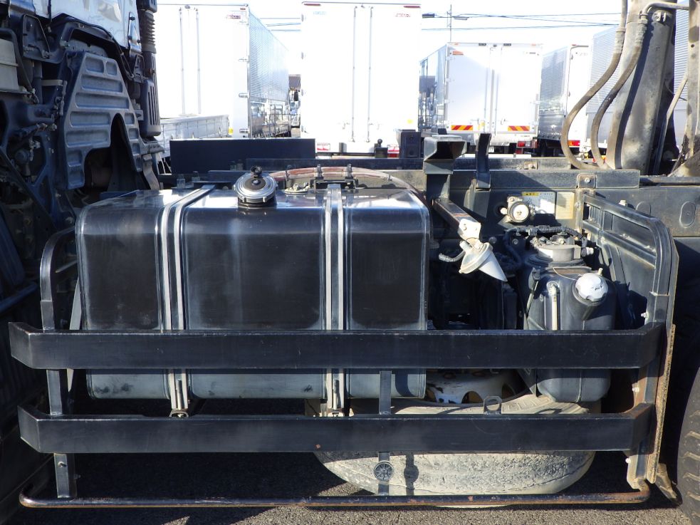 燃料タンクは３００Lです。|日野 プロフィア QKG-FS1EKDAの写真16