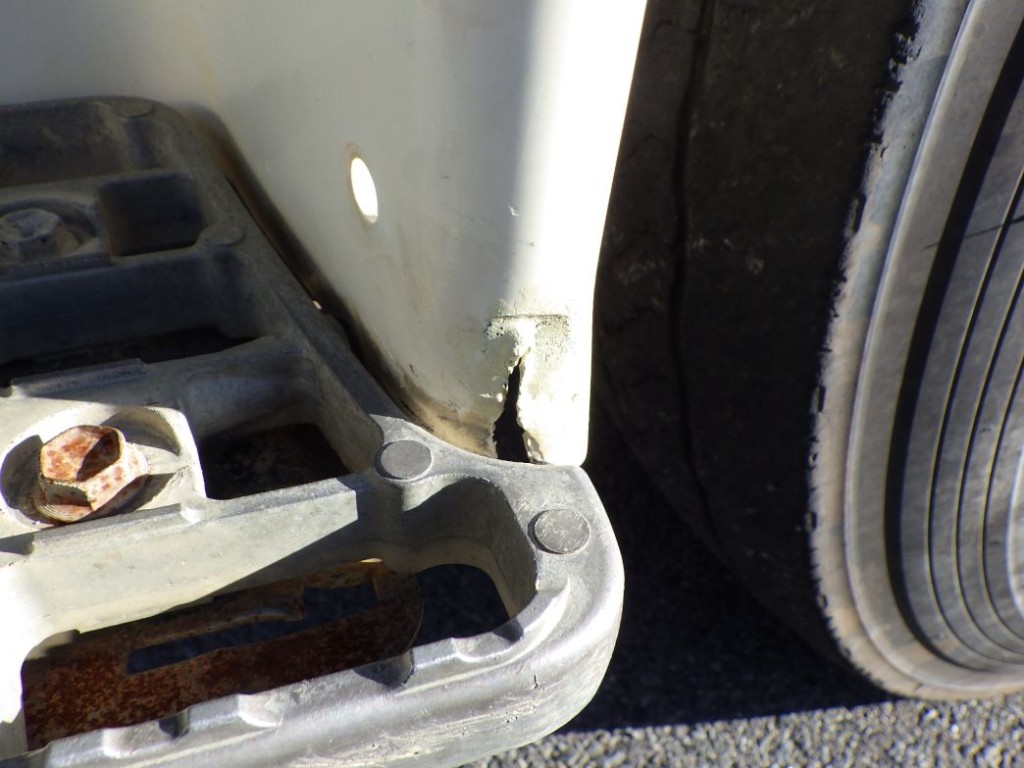 助手席側ステップカバーに割れがあります。|日野 プロフィア QKG-FS1EKDAの写真24