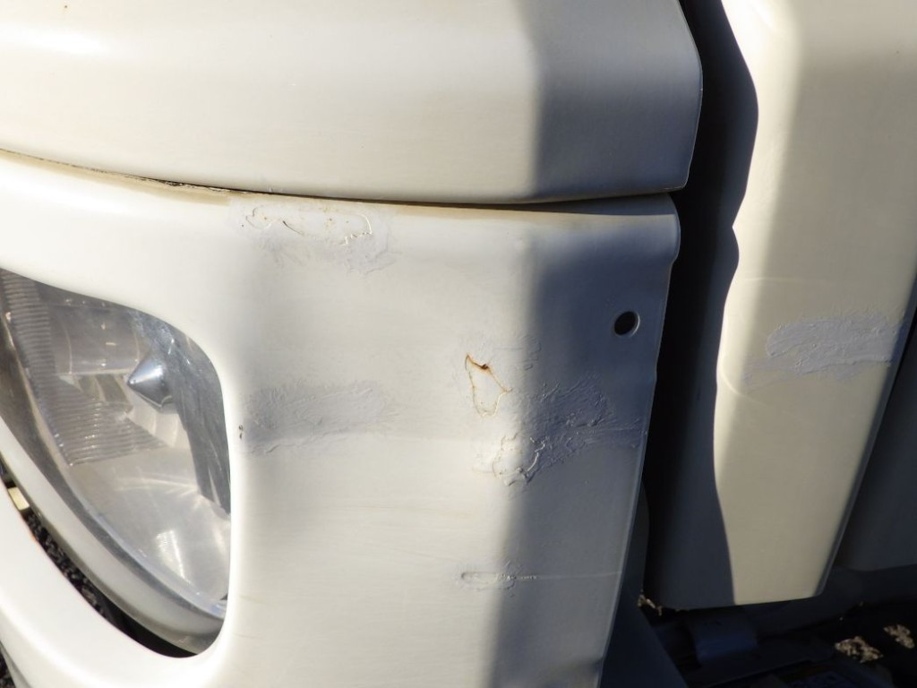 フロントバンパーの助手席側にキズ・ヘコミ・タッチアップ跡があります。（カバーが欠損しています）|日野 プロフィア QKG-FS1EKDAの写真26