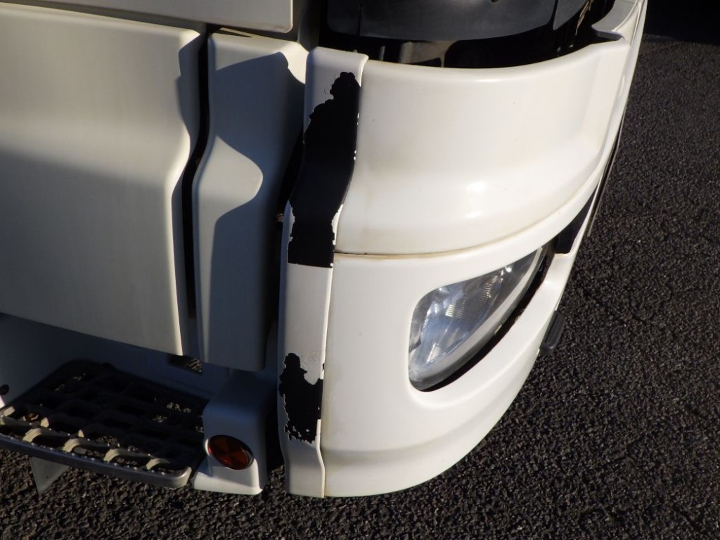 フロントバンパーの運転席側カバーに塗装の剝がれがあります。|日野 プロフィア QKG-FS1EKDAの写真27