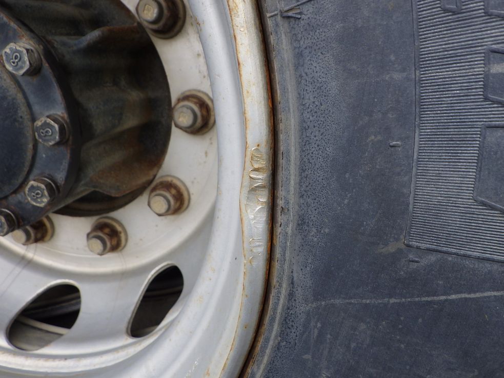 運転席側後輪リムにキズ・ヘコミがあります。|日野 プロフィア QKG-FS1EKDAの写真29