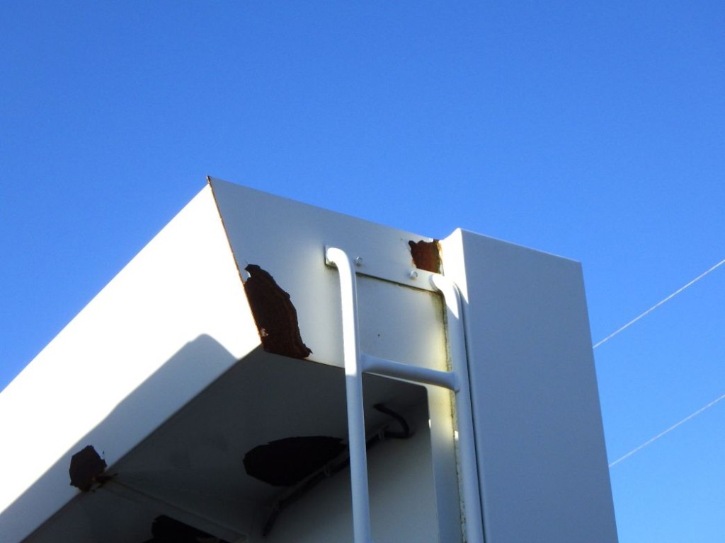 シートデッキにサビがあります。|日野 プロフィア QKG-FS1EKDAの写真30