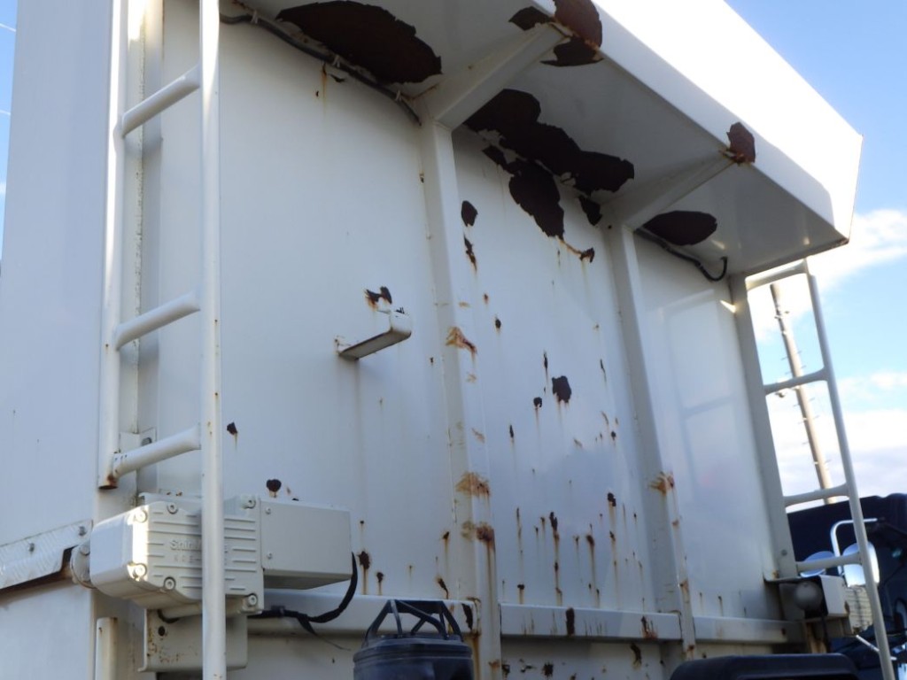 プロテクター前面にサビ・凸があります。|日野 プロフィア QKG-FS1EKDAの写真31