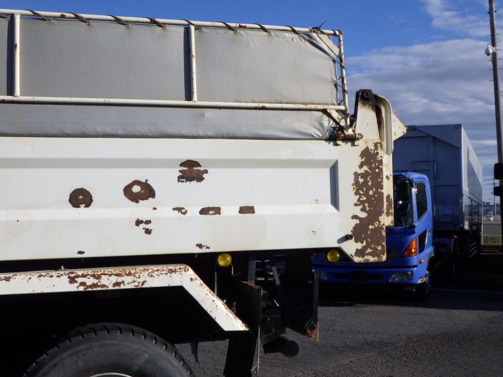 ボディーの両サイドにキズ・サビ・ヘコミがあります。|日野 プロフィア QKG-FS1EKDAの写真32