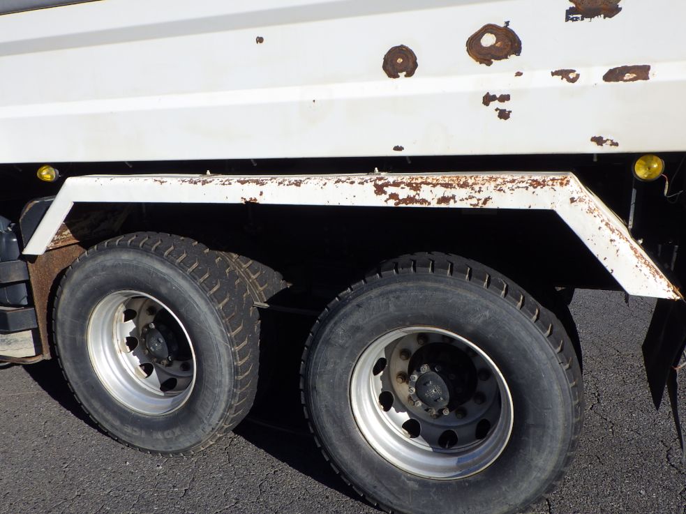 左右のリヤフェンダーにキズ・サビがあります。|日野 プロフィア QKG-FS1EKDAの写真34