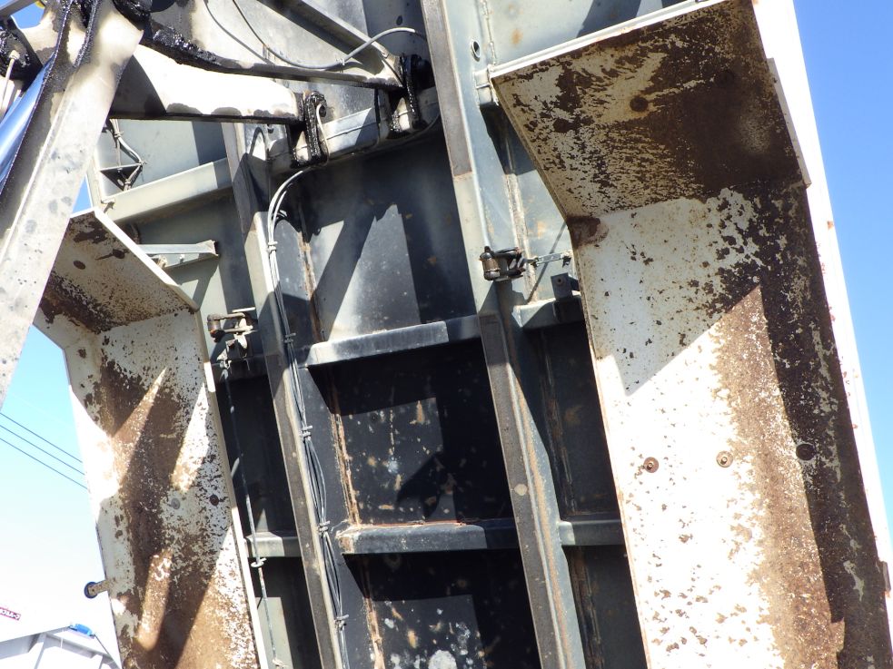 ボディー裏側にサビがあります。|日野 プロフィア QKG-FS1EKDAの写真37