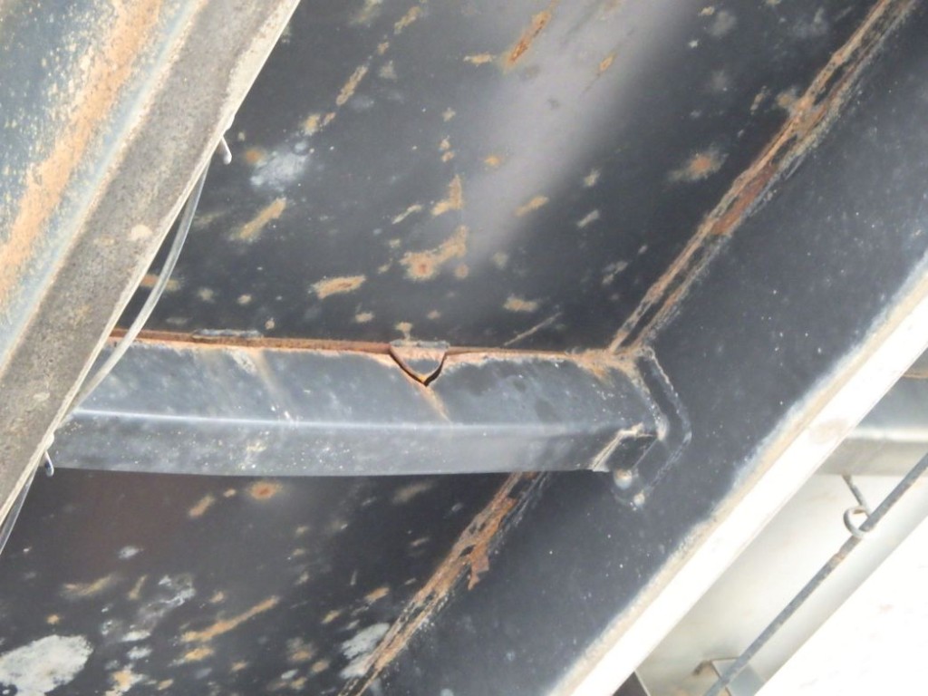 横ネタ中央にツブレ・割れがあります。|日野 プロフィア QKG-FS1EKDAの写真38