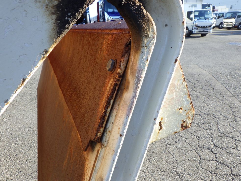 砂切はボルト止めしてあります。|日野 プロフィア QKG-FS1EKDAの写真43