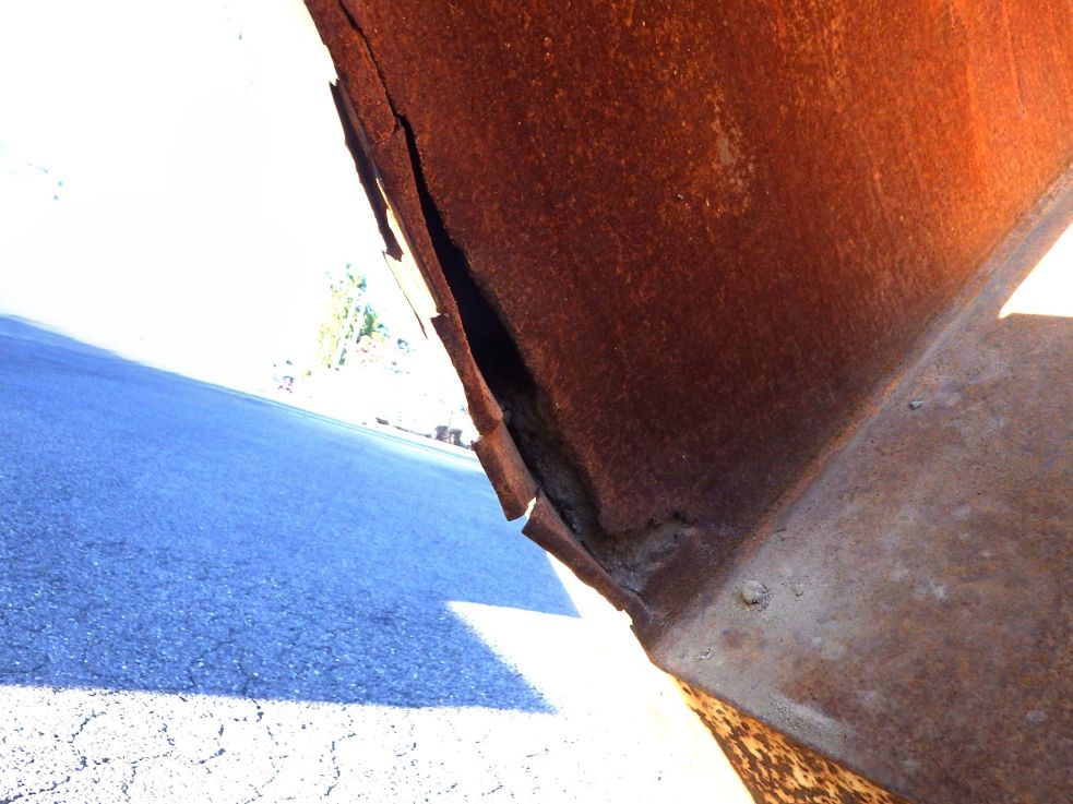 ボディー後方の助手席側にキレツがあります。|日野 プロフィア QKG-FS1EKDAの写真44