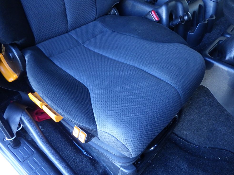 運転席座面にヘタリがあります。|日野 プロフィア QKG-FS1EKDAの写真47