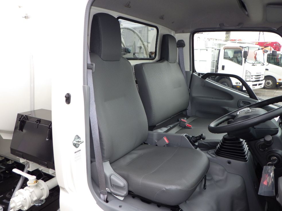 乗車定員は3名です。|日野 デュトロ 2KG-XZU600E(2WD)の写真6