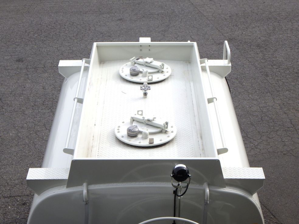 タンク天井の状態です。|日野 デュトロ 2KG-XZU600E(2WD)の写真7