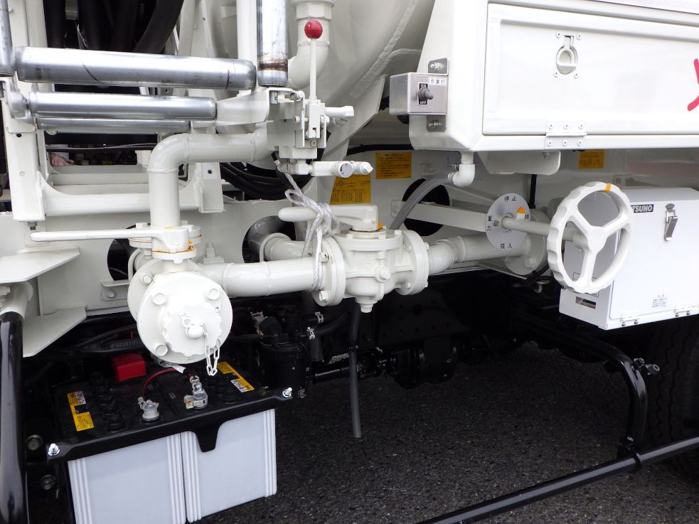 排出口・配管の状態です。|日野 デュトロ 2KG-XZU600E(2WD)の写真16