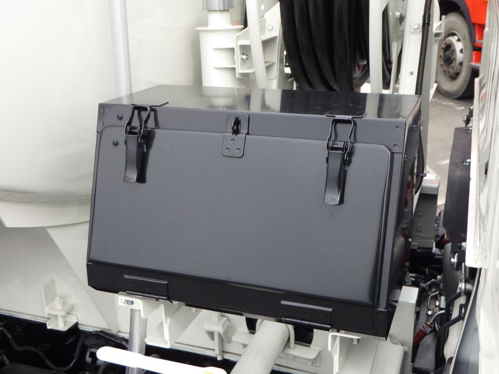 工具箱は鉄製です。|日野 デュトロ 2KG-XZU600E(2WD)の写真22