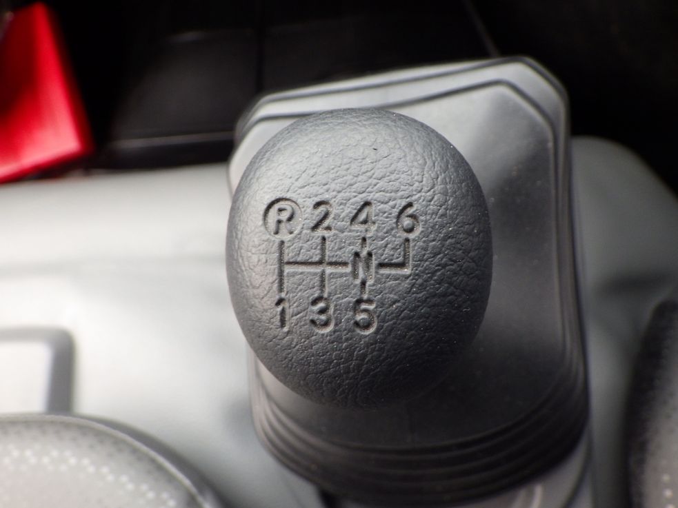 MT6速です。|日野 デュトロ 2KG-XZU600E(2WD)の写真25