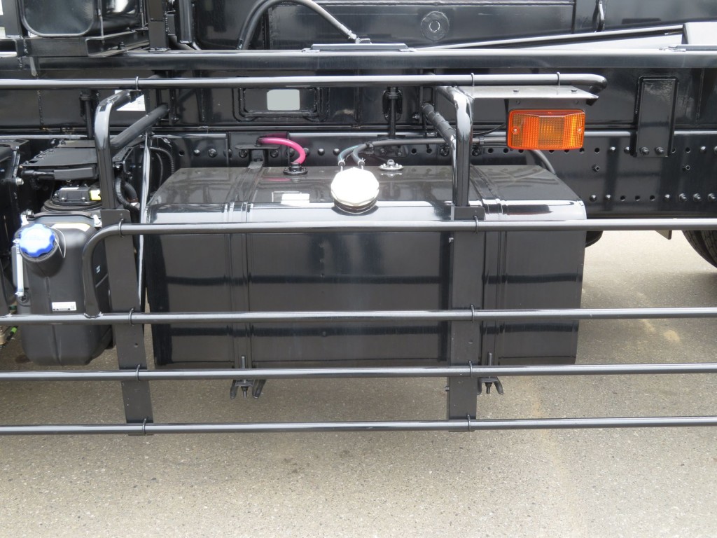 燃料タンクは300Lです。|日野 プロフィア 2DG-FS1AJEの写真12