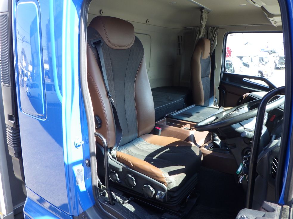 乗車定員は２名です。|日野 プロフィア 2DG-FW1AHGの写真6