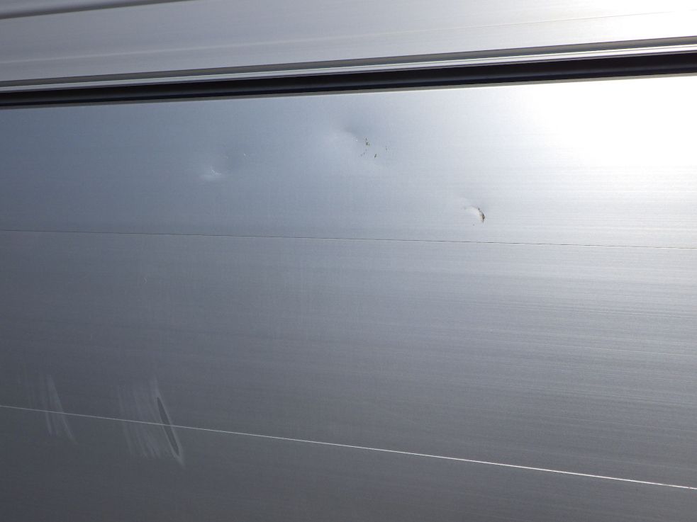 左右のアオリにキズ・ヘコミがあります。|日野 プロフィア 2DG-FW1AHGの写真24