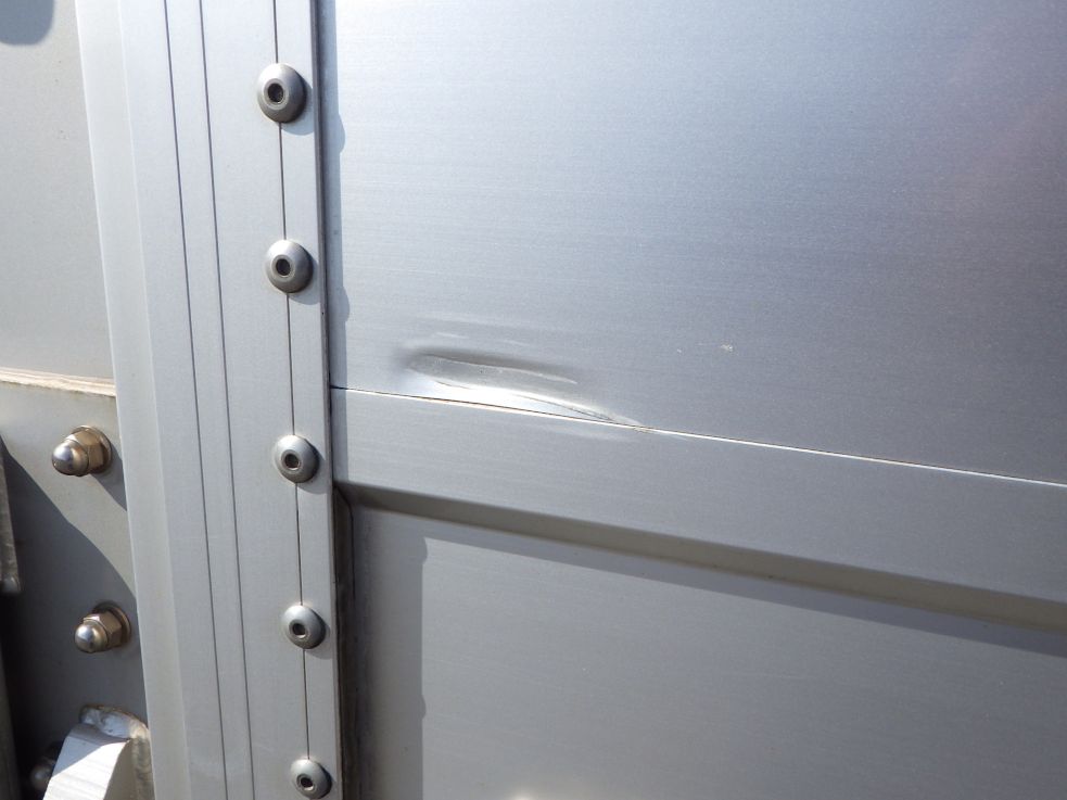 運転席側アオリにキズ・ヘコミがあります。|日野 プロフィア 2DG-FW1AHGの写真25