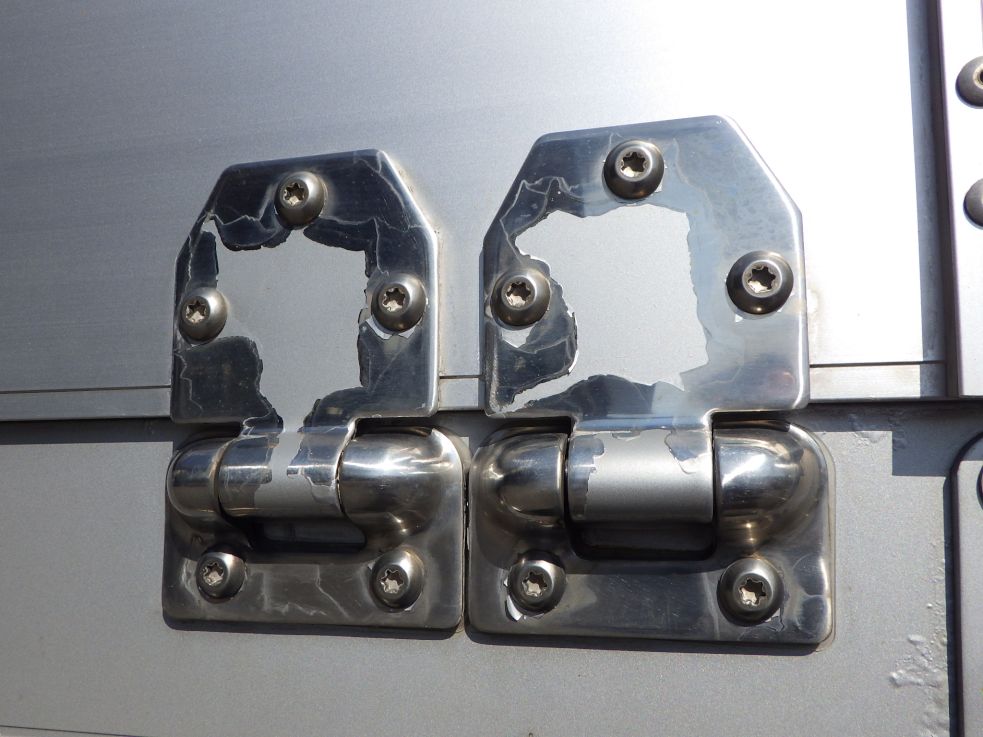 各ヒンジに塗装の剝がれがあります。|日野 プロフィア 2DG-FW1AHGの写真28