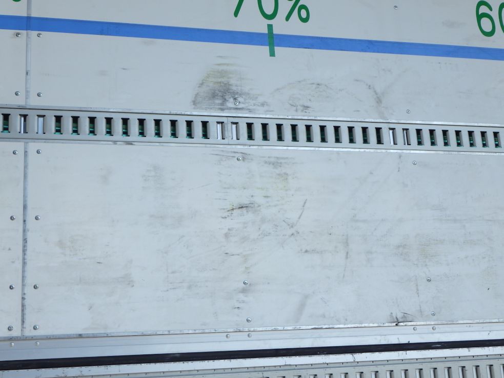 荷台ベニヤ板にスレがあります。|日野 プロフィア 2DG-FW1AHGの写真30