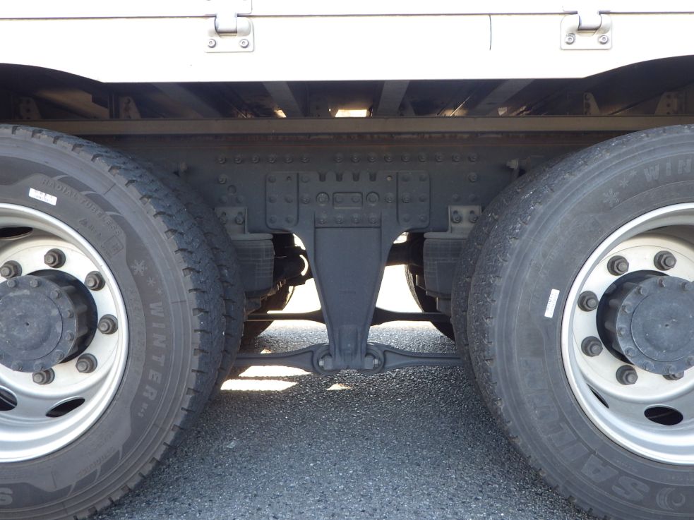 タイヤ間の状態です。(エアサスです)|UDトラックス クオン 2PG-CG5CAの写真5