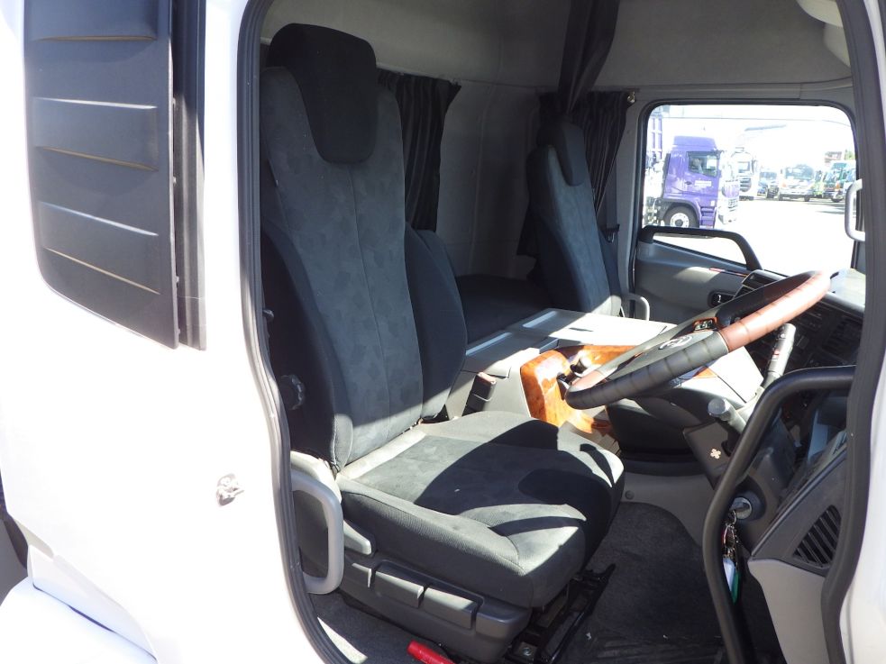 乗車定員は2名です。|UDトラックス クオン 2PG-CG5CAの写真6