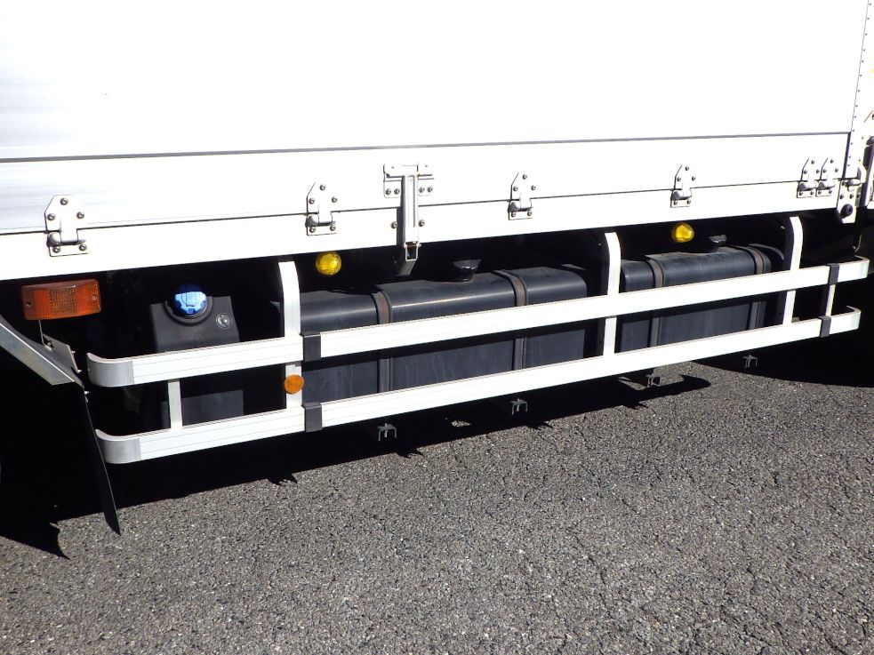 燃料タンクは300LX200Lです。|UDトラックス クオン 2PG-CG5CAの写真13