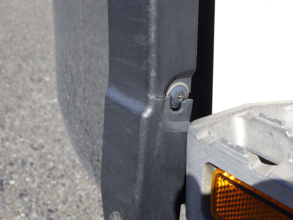 フロントバンパーの助手席側カバーに割れがあります。|UDトラックス クオン 2PG-CG5CAの写真23