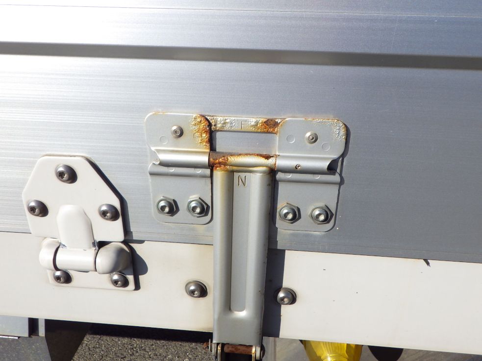 左右のセイコーラックにサビがあります。|UDトラックス クオン 2PG-CG5CAの写真28