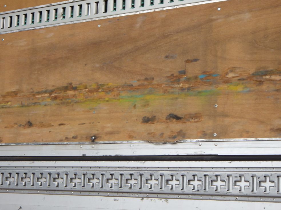 荷台ベニヤ板にキズがあります。|UDトラックス クオン 2PG-CG5CAの写真32