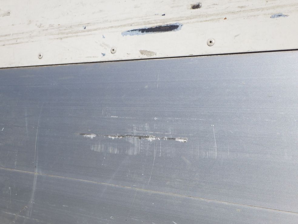 アオリ内側にキズ・ヘコミがあります。|UDトラックス クオン 2PG-CG5CAの写真33