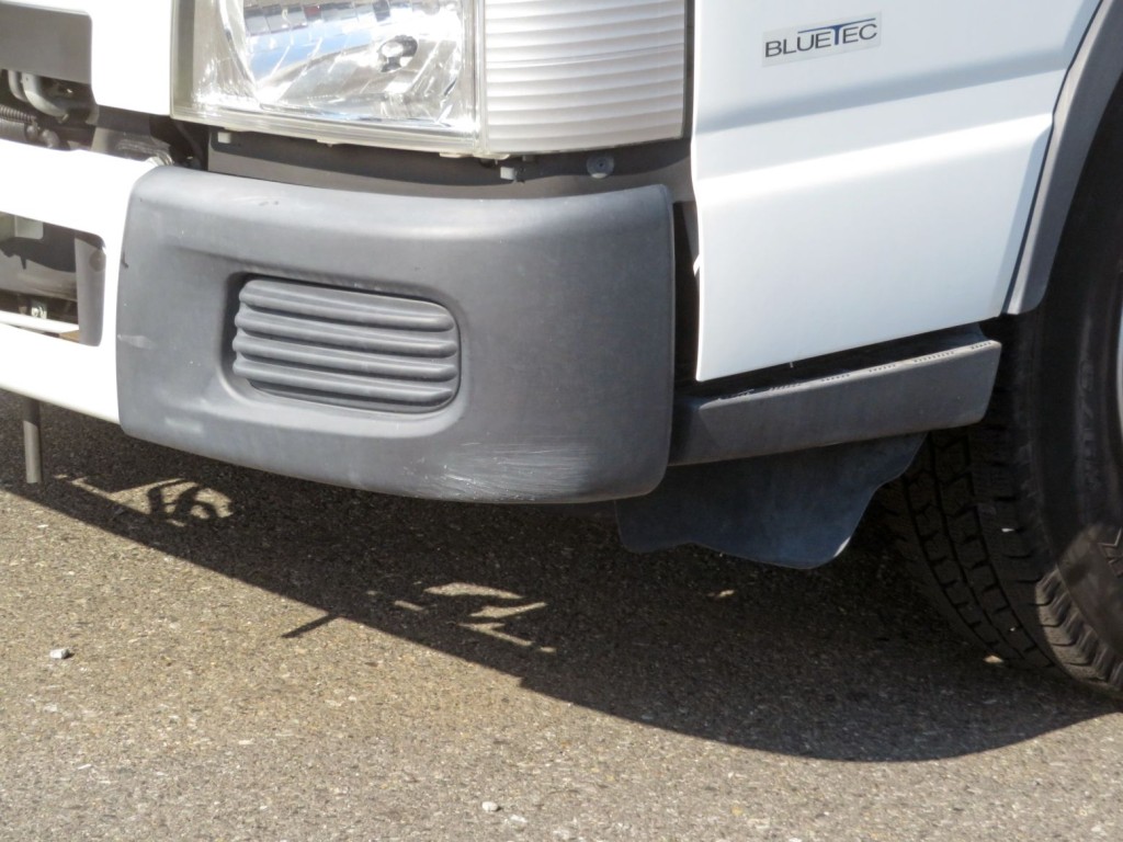 フロントバンパーに色あせがあります。|三菱 キャンター 2RG-FDA20(4WD)の写真38