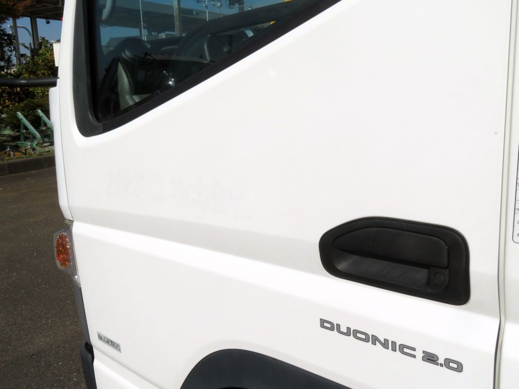 助手席側ドアに看板はがし跡があります。|三菱 キャンター 2RG-FDA20(4WD)の写真46