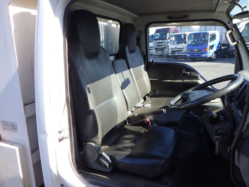 乗車定員は3名です。|いすゞ エルフ TKG-NJR85AN(2WD)の写真6