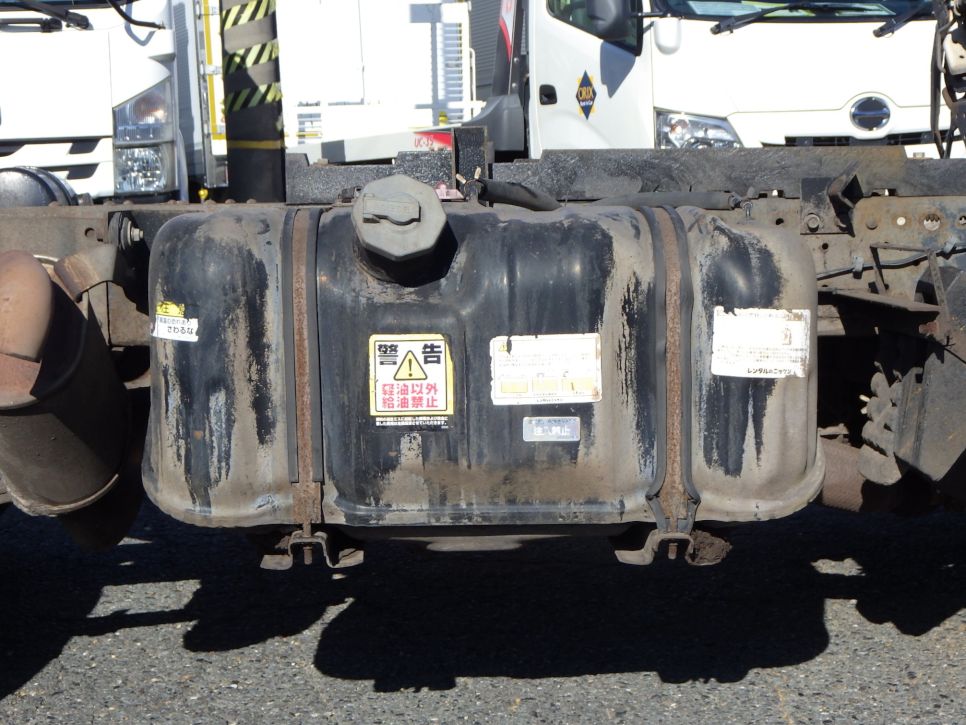 燃料タンクは75Lです。|いすゞ エルフ TKG-NJR85AN(2WD)の写真14