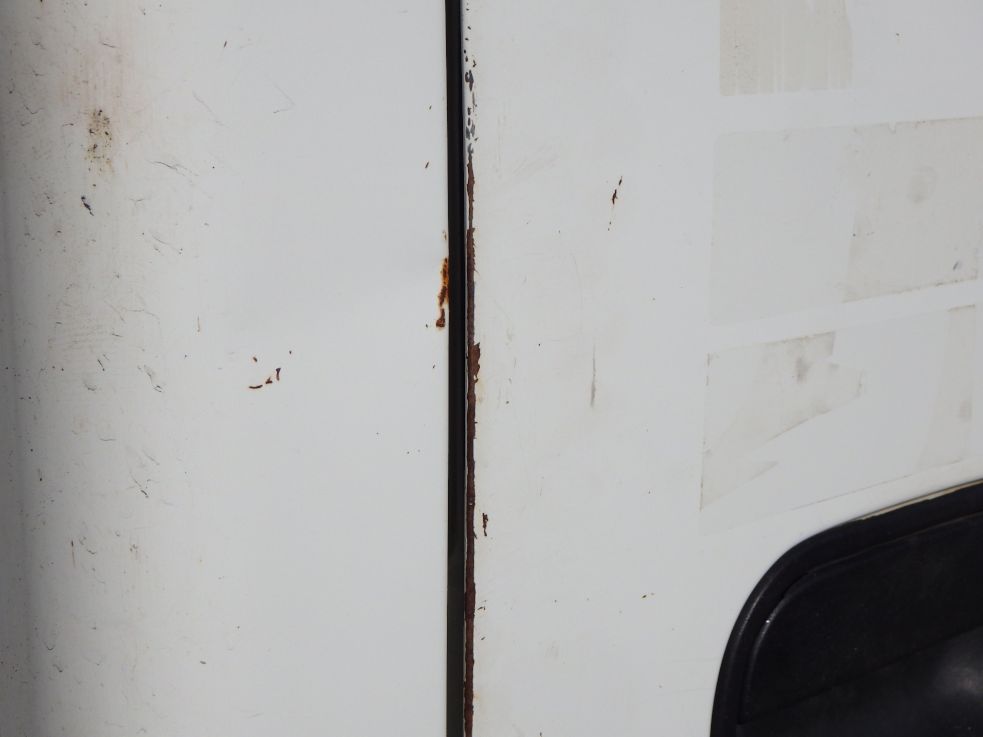 運転席側ドアにキズがあります。(助手席側にもあります)|いすゞ エルフ TKG-NJR85AN(2WD)の写真18