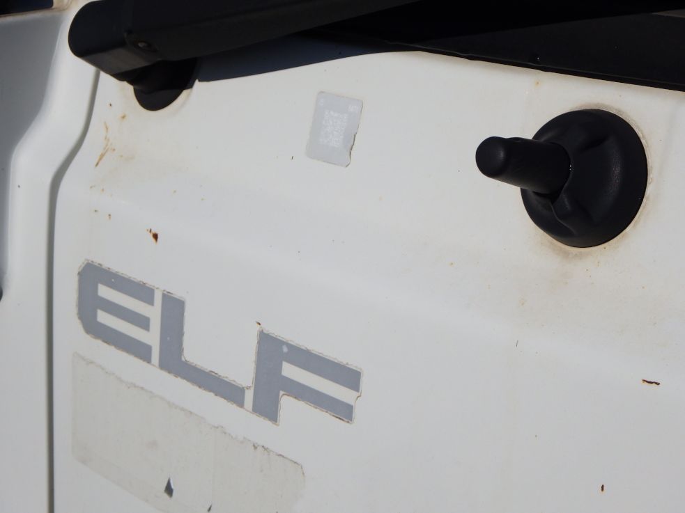 フロントパネルに飛び石キズがあります。|いすゞ エルフ TKG-NJR85AN(2WD)の写真21