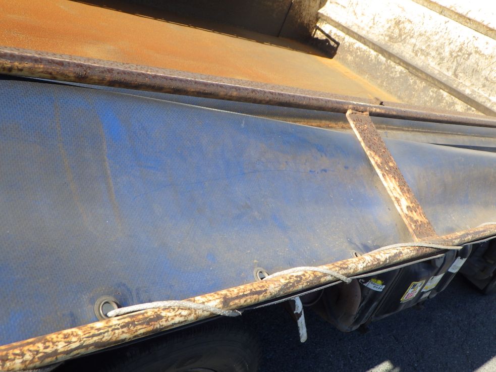 シートアームにサビがあります。|いすゞ エルフ TKG-NJR85AN(2WD)の写真25
