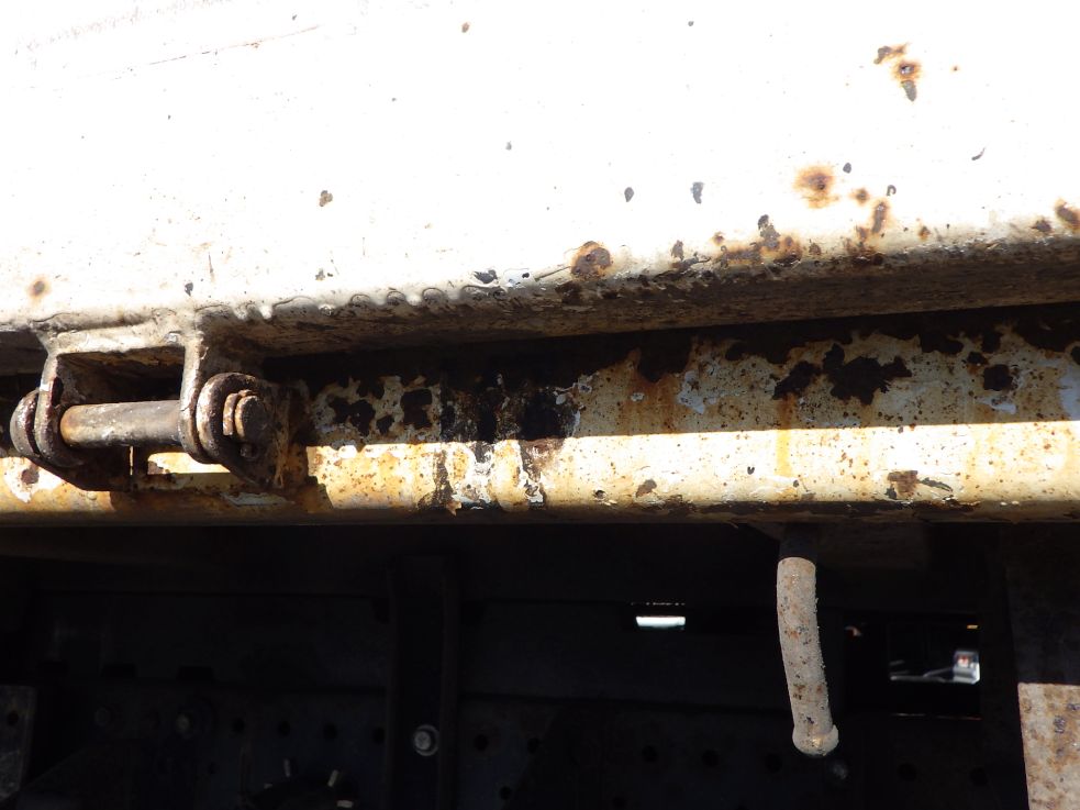 左右のサイドレールにキズ・サビがあります。|いすゞ エルフ TKG-NJR85AN(2WD)の写真26